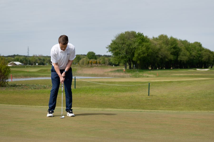 golfer putting on green
